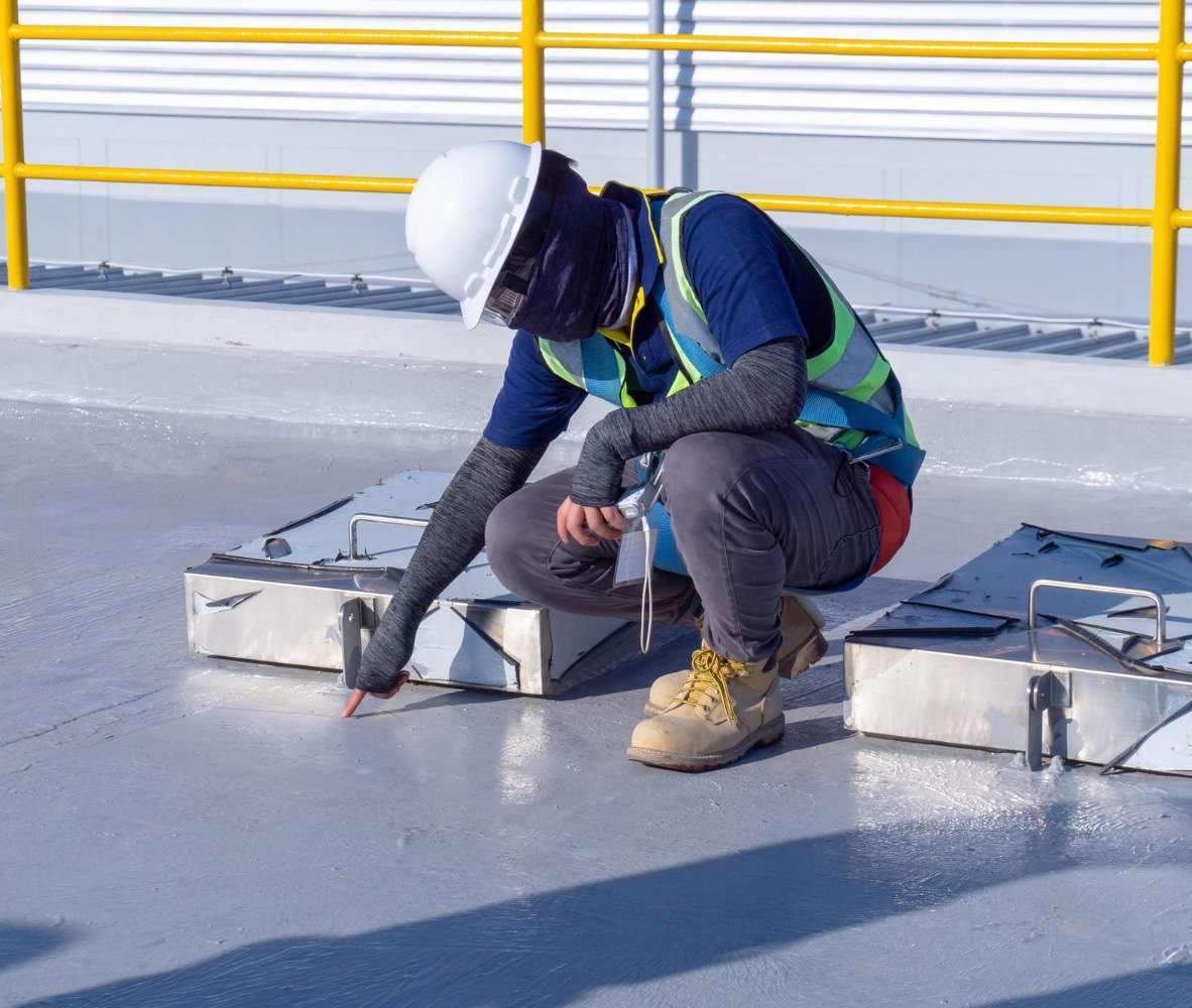 Profissional trabalhando em impermeabilização de cobertura